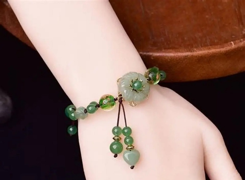 Không nên đeo trang sức ngọc giả/kém chất lượng