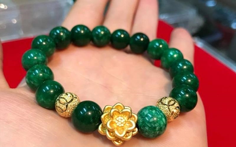 Tránh đeo quá nhiều trang sức ngọc cùng lúc