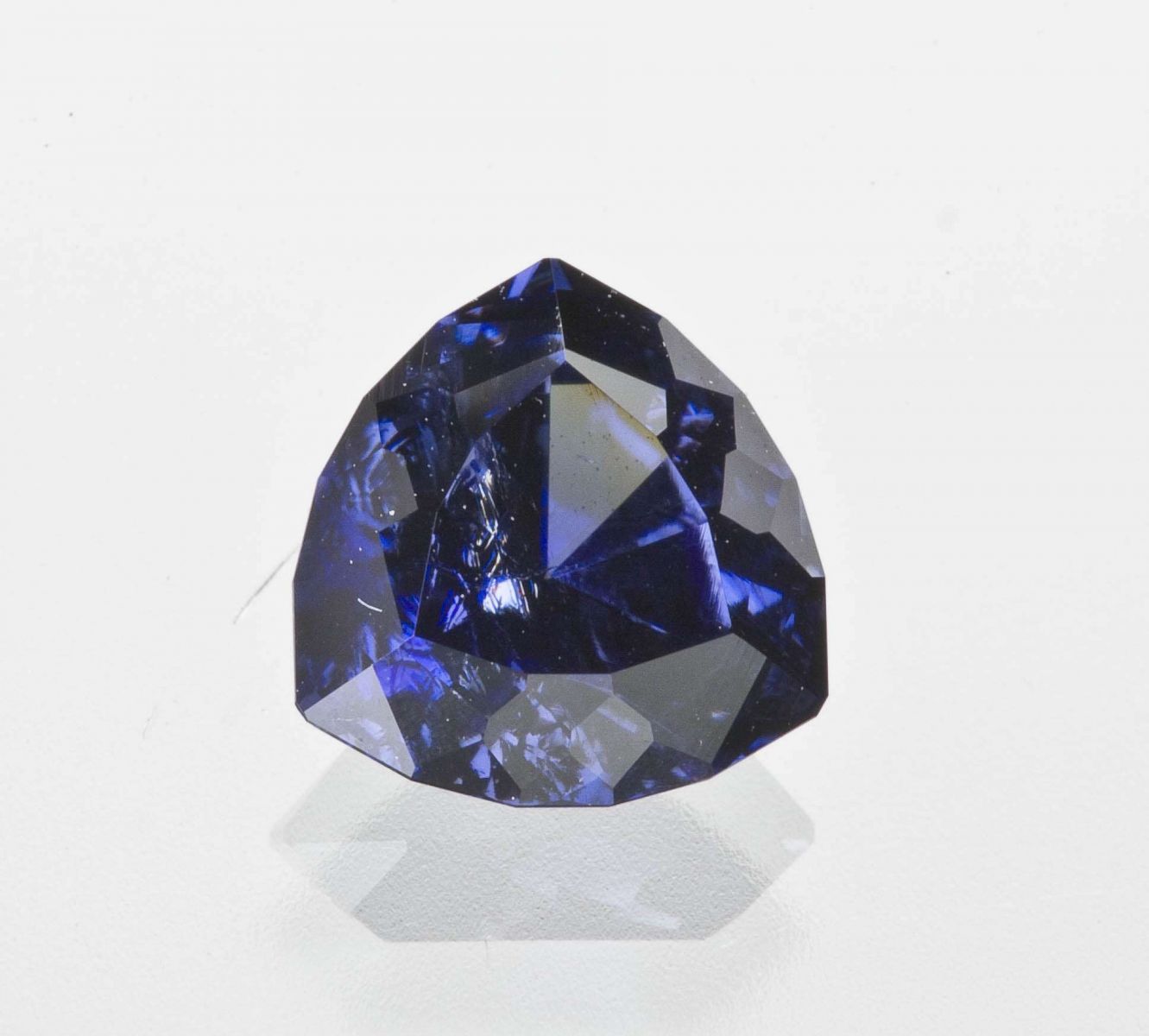 Đá quý đắt nhất thế giới: Benitoite