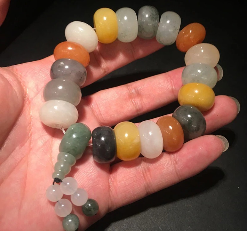 Vòng tay ngọc đa sắc mang đến nhiều ý nghĩa phong thủy tốt đẹp